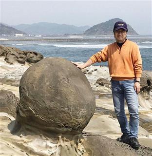 宮崎県日南市で見つかった直径１．１メートルのコンクリーション。右は名古屋大の吉田英一教授＝２０１７年（同教授提供）