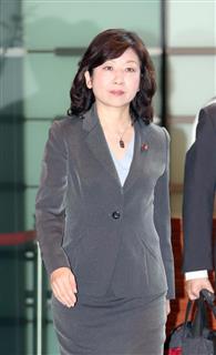 閣議に出席するため官邸に入る野田聖子総務相=8日午前、首相官邸(春名中撮影) 閣議に出席するため官邸に入る野田聖子総務相=8日午前、首相官邸(春名中撮影)