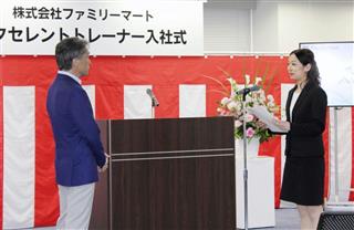 ファミリーマートの入社式で抱負を語る榎英絵さん(右)=7日午後、東京都豊島区 ファミリーマートの入社式で抱負を語る榎英絵さん(右)=7日午後、東京都豊島区