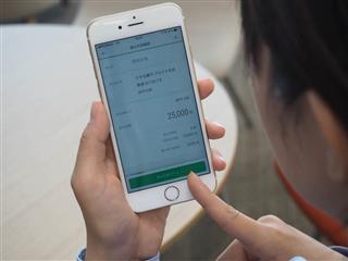 スマホなどを使った迅速な決済や送金のニーズが高まっている（りそな銀行提供）