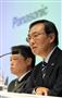 会見で質問に答える、パナソニックの津賀一宏社長（右）＝１０日午後、東京都港区（萩原悠久人撮影）