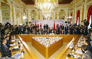 日中韓首脳会談に臨む安倍晋三首相、中国の李克強首相、韓国の文在寅大統領ら=9日、東京・元赤坂の迎賓館(代表撮影) 日中韓首脳会談に臨む安倍晋三首相、中国の李克強首相、韓国の文在寅大統領ら=9日、東京・元赤坂の迎賓館(代表撮影)