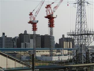 マンションの建設現場。駅周辺で大型物件の開発が相次ぐ＝神奈川県海老名市