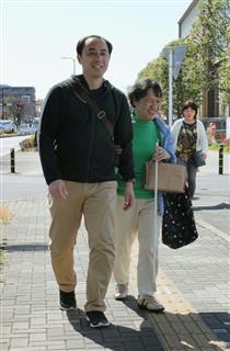 「どんな手伝いが必要か、必ず相手にたずねてから仕事をする」と話す本部和裕氏（左）