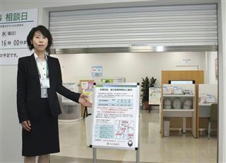 昼休みに店舗のシャッターを閉める名古屋銀行木場支店の冨山桜子支店長＝２日、名古屋市