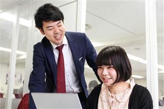 プレシャスパートナーズで初めて男性で育休を取得した善方隆寛課長(左)=東京都新宿区(同社提供) プレシャスパートナーズで初めて男性で育休を取得した善方隆寛課長(左)=東京都新宿区(同社提供)