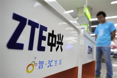 中国湖北省のＺＴＥ販売店＝２０１２年（ＡＰ）