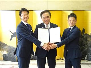 調印書を手に握手する神奈川県の黒岩祐治知事（中央）とキャピタルメディカ・ベンチャーズの青木武士社長（右）、社会的投資推進財団の青柳光昌代表理事＝横浜市中区の神奈川県庁