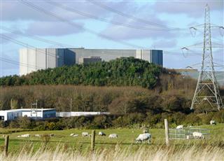 英アングルシー島で稼働中の原子力発電所。日立が計画する新原発は隣接地に建設される 英アングルシー島で稼働中の原子力発電所。日立が計画する新原発は隣接地に建設される