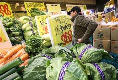 野菜価格の高騰などで個人消費が低迷した＝東京都新宿区の新宿八百屋