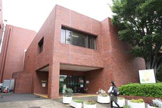 綾瀬市立図書館本館＝９日、綾瀬市