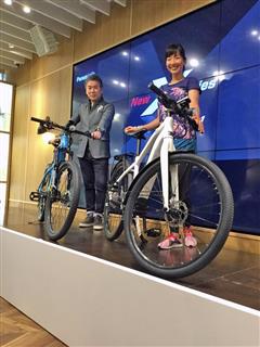 パナソニックサイクルテックの片山栄一社長（左）と自転車インストラクターの平野由香里氏
