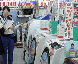 ２０１４年４月１日の消費税率８％への引き上げ前、家電量販店の店員は白物家電を買い求める消費者への対応に追われた＝２０１４年３月３１日、東京・秋葉原