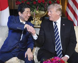 4月17日、日米首脳会談でトランプ米大統領と握手する安倍首相=米フロリダ州パームビーチ(共同) 4月17日、日米首脳会談でトランプ米大統領と握手する安倍首相=米フロリダ州パームビーチ(共同)