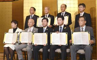 日本原子力発電東海第２原発で重大事故が起きた場合の避難者受け入れに備え、水戸市が栃木県の６市町と結んだ協定の締結式＝２１日午後、宇都宮市