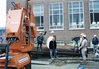 ケンブリッジ大のワインセラー増設工事はＢＢＣ放送が放映し話題に。工事は国際学会創設のきっかけとなった