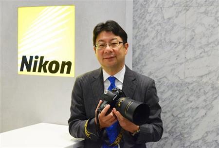 　Ｄ８５０を手にする株式会社ニコンイメージングジャパン執行役員マーケティング本部長の上村公人氏