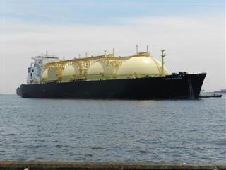 東京ガスの根岸ＬＮＧ基地に近づくＬＮＧ船＝２１日、横浜市磯子区