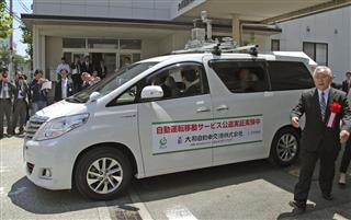公道での自動運転の実証実験に出発する車＝２２日午前、東京都江東区