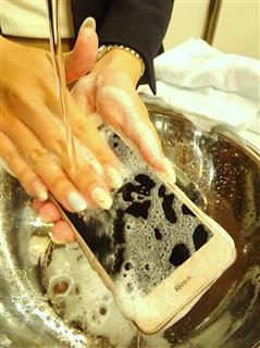 富士通コネクテッドテクノロジーズのスマートフォン「アローズBe F-04K」は、食器用洗剤などで洗える防水性能が特長だ