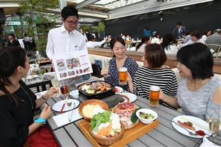 松屋銀座屋上で営業が始まる、女性をターゲットにした「美しくなるビアガーデン」=24日午後、東京都中央区(萩原悠久人撮影) 松屋銀座屋上で営業が始まる、女性をターゲットにした「美しくなるビアガーデン」=24日午後、東京都中央区(萩原悠久人撮影)