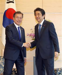 日韓首脳会談に臨む安倍晋三首相（右）と韓国の文在寅大統領＝５月９日、首相官邸（春名中撮影）