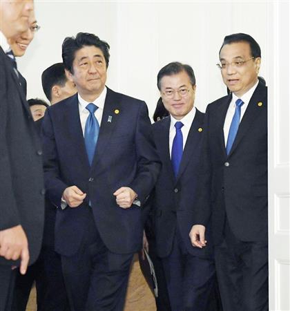 日中韓サミットを前に記念撮影に臨む(左から)安倍晋三首相、韓国の文在寅大統領、中国の李克強首相=5月9日、東京・元赤坂の迎賓館(代表撮影)