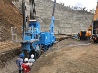 ミャンマーの山岳地帯の道路復旧工事で活躍するサイレントパイラー