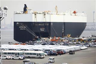 横浜・大黒ふ頭で自動車運搬船に積み込まれる輸出用の自動車