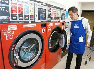 コンビニの売り場と一体となった「ファミマランドリー」=25日、東京都杉並区 コンビニの売り場と一体となった「ファミマランドリー」=25日、東京都杉並区