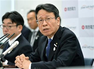 会見する関西電力の岩根茂樹社長。値下げ幅がどの程度か注目される(薩摩嘉克撮影) 会見する関西電力の岩根茂樹社長。値下げ幅がどの程度か注目される(薩摩嘉克撮影)