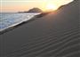 鳥取砂丘の日の出。朝日と風紋のコラボは格別だ