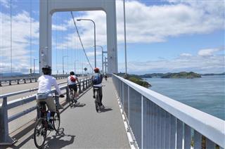 海外の自転車愛好家にも人気がある「しまなみ海道サイクリングロード」=愛媛県今治市 海外の自転車愛好家にも人気がある「しまなみ海道サイクリングロード」=愛媛県今治市