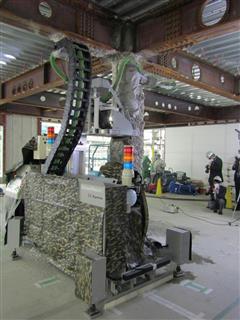 大和ハウスが実証実験を行ったロボットによる耐火被覆材の吹き付け＝東京都江東区