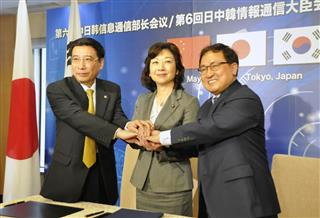日中韓の情報通信相会合で握手する野田総務相(中央)ら=28日、東京都新宿区 日中韓の情報通信相会合で握手する野田総務相(中央)ら=28日、東京都新宿区