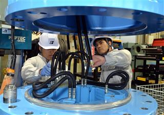 整然とした工場内で作業する社員。創業以来死亡事故ゼロを達成している=高知市の技研製作所本社 整然とした工場内で作業する社員。創業以来死亡事故ゼロを達成している=高知市の技研製作所本社