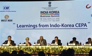 ２月にニューデリーで開かれた韓国とインドのビジネスサミット（共同）