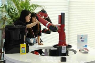 スタートアップが開発したコーヒーをいれるロボット＝中国深セン市（光明日報厳聖禾氏提供）