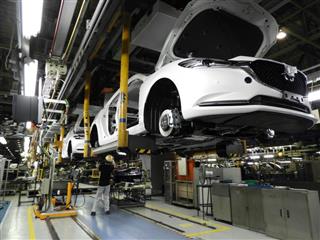 複数のマツダ車を一つの生産ラインで効率的に組み立てる防府工場＝２８日、山口県防府市