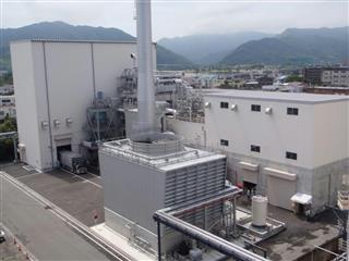 日本製紙は洋紙事業を再編し、バイオマス発電事業などに注力する。バイオマス発電所が稼働する八代工場＝熊本県八代市