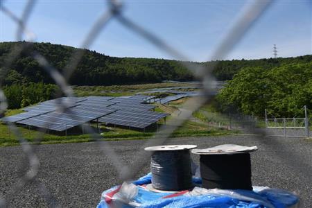 閉鎖されたゴルフ場跡地はフェンスで囲まれ、ソーラー発電のパネルが設置されていた＝２１日、宮城県石巻市