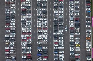 江西省にあるテーマパークの駐車場。大型連休には多くの車が駐車され、上空から見ると電子回路基板のよう（中国新聞社）