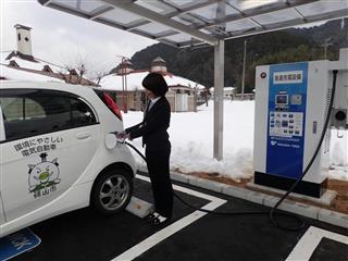 電気自動車用の急速充電器（右）＝兵庫県篠山市