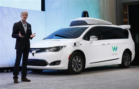 米自動運転車開発会社ウェイモの装置を取り付けたクライスラーのミニバン＝２０１７年１月、デトロイト（ＡＰ）