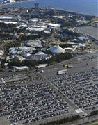 大幅な拡張が計画されている東京ディズニーランド（中央）と東京ディズニーシー（奥）。周辺の駐車場を立体化するなどして用地を確保するという＝千葉県浦安市