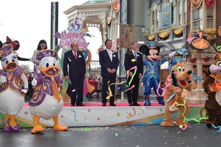 ３５周年記念日は、東京ディズニーランドがオープンした３５年前と同じ雨。セレモニーは開園宣言同様にワールドバザールで開催された＝４月１５日、東京ディズニーランド（江田隆一撮影）