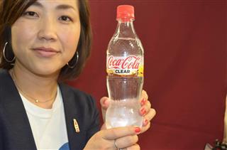 日本コカ・コーラが発売する透明炭酸飲料の「コカ・コーラクリア」＝１日、東京都千代田区（平尾孝撮影）