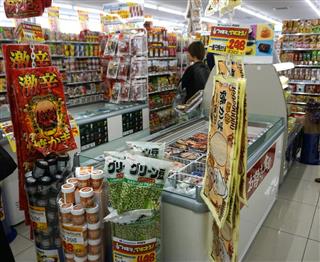 チェーンに商品を取り付けるなどドンキの手法を取り入れた実験店「ファミマ立川南通り店」＝１日、東京都立川市（柳原一哉撮影）