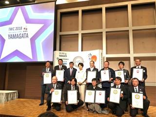 IWCのSAKE部門審査会授賞式で、「トロフィー」を受賞した蔵元の関係者と山形県の吉村美栄子知事(後列左から4人目)=5月18日、山形市 IWCのSAKE部門審査会授賞式で、「トロフィー」を受賞した蔵元の関係者と山形県の吉村美栄子知事(後列左から4人目)=5月18日、山形市