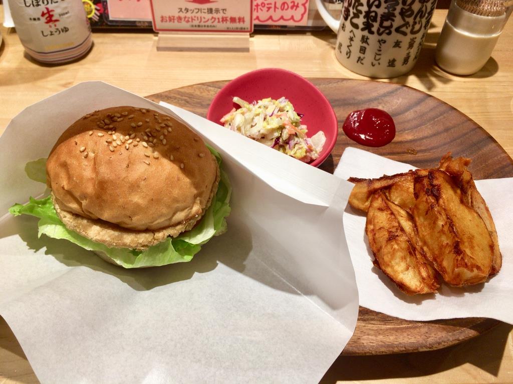 ポテトとコールスローをつけたソイバーガーのセット（750円）。ソイバーガー単品（600円）での注文ももちろん可能だ